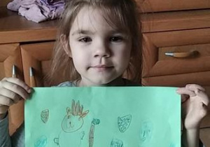 Dziewczynka pokazuje swój rysunek